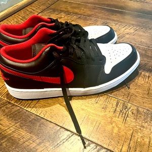 Nike Air Jordan 1 Low “White Toe” Bred Basketball 553558-063 Men’s Size 10